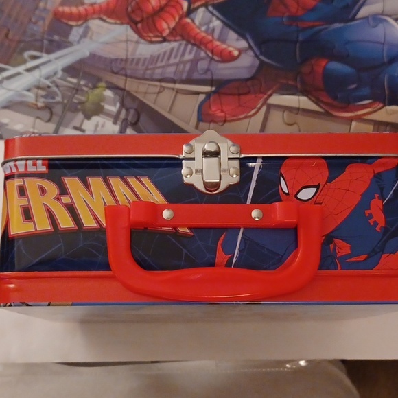Spiderman 48 piece puzzle and lunchbox - Picture 4 of 9